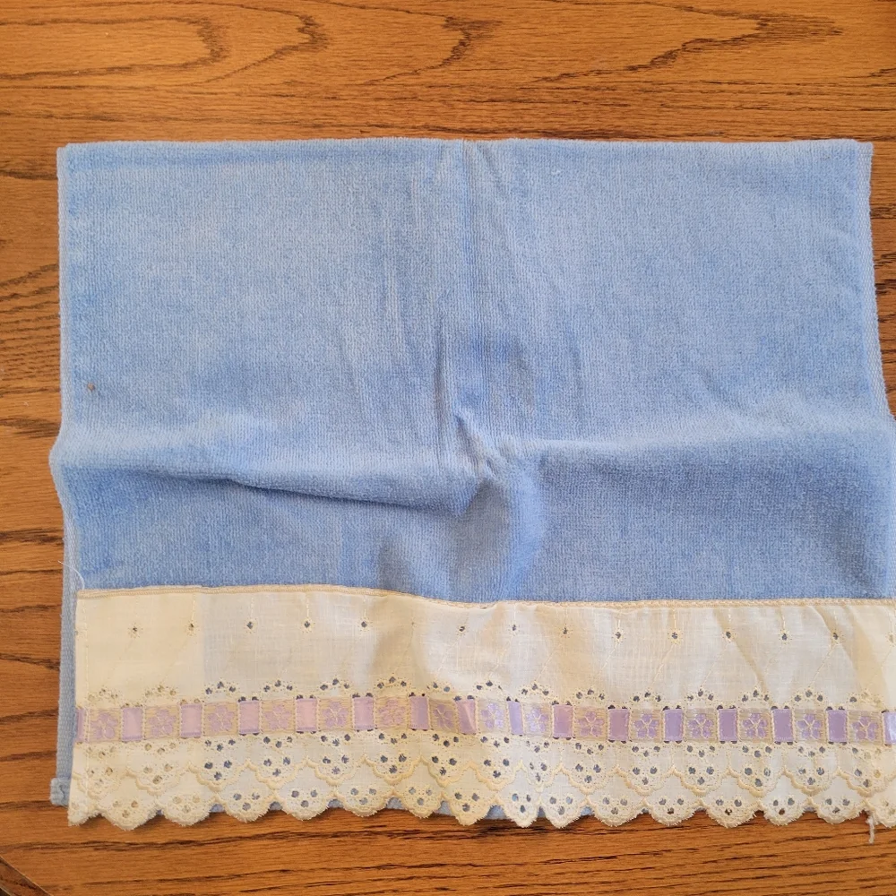 Cottagecore Bath Towel Set ~ Vtg 1980s? ~ Blue & Lacey Trim  GUC FINAL PRICE